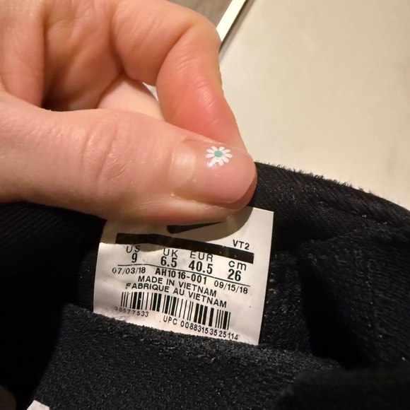 Nike black sneakers in size 9 - Picture 4 of 4